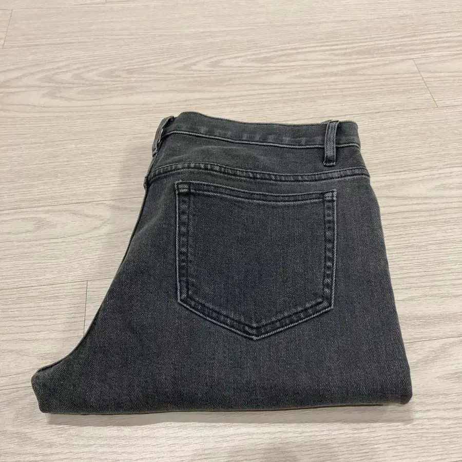 [31] A.P.C. 쁘띠뉴스탠다드 워시드블랙