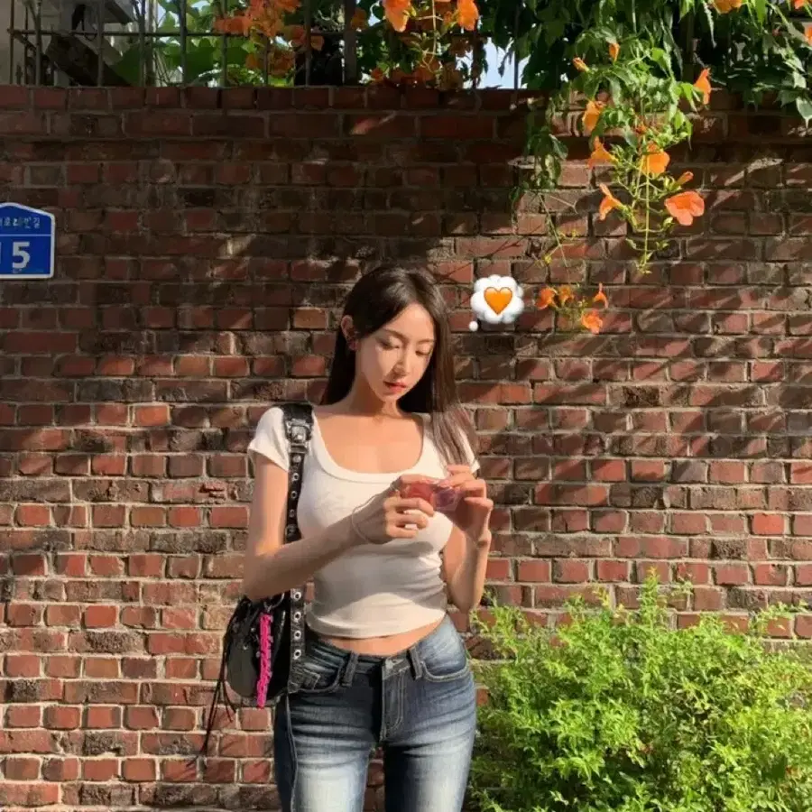(새상품/수입의류) 큐빅 레터링 크롭 스퀘어넥 반팔티