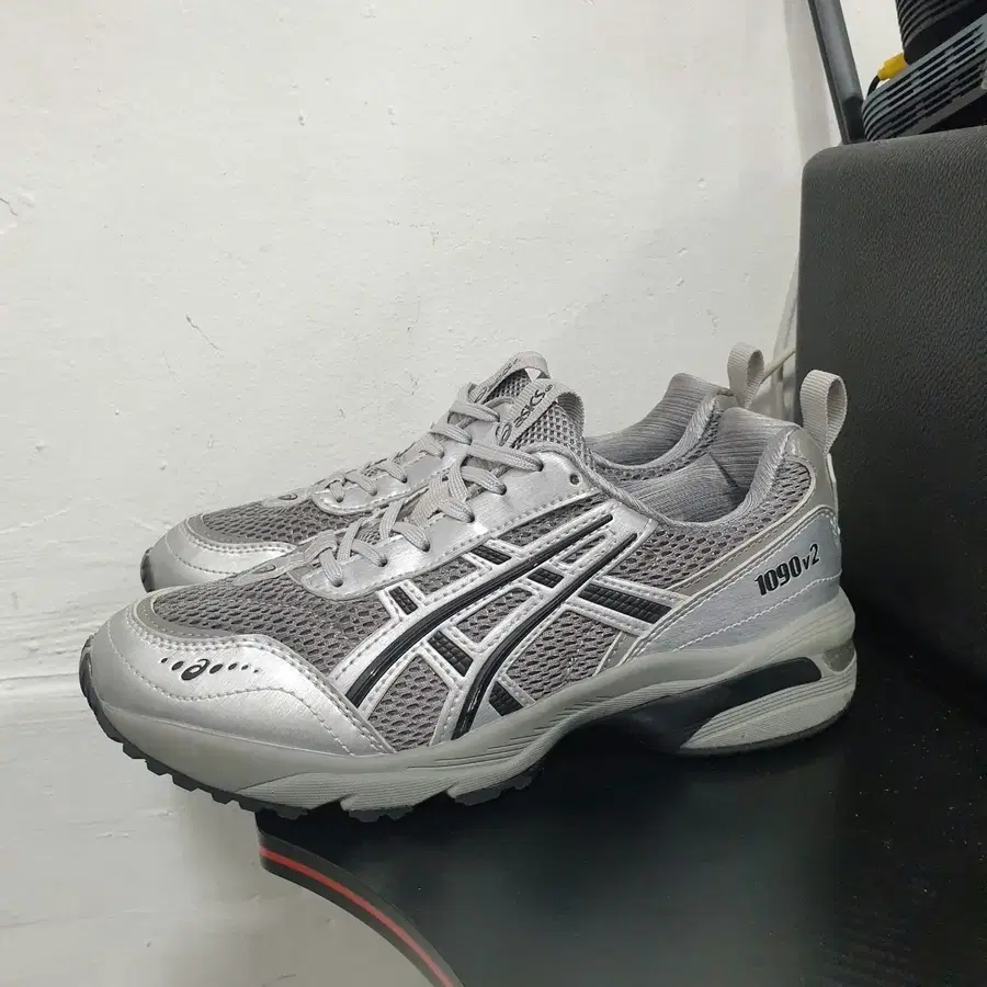 아식스 1090v2 운동화 그레이/블랙 230
