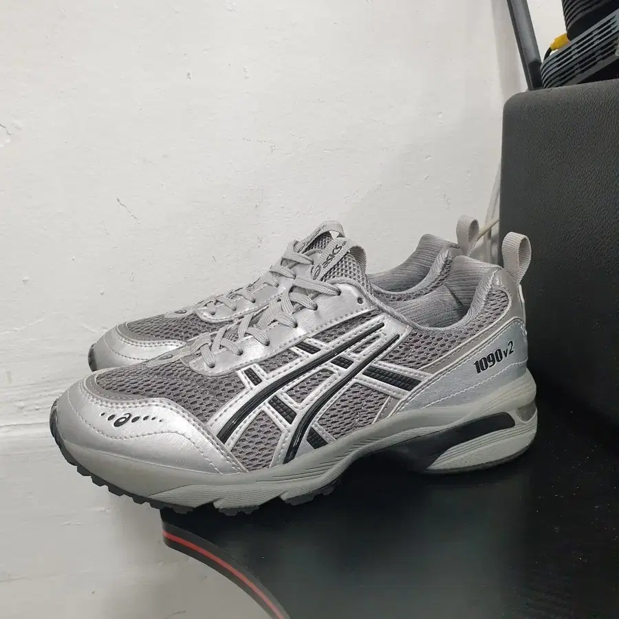 아식스 1090v2 운동화 실버 230