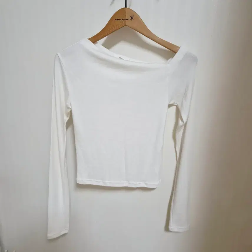 新製品LYDIA女性55 Sアンバランスオフショルダーアイボリークロップスパン長袖 Tシャツ ゴクル女性衣料品 春服秋服セクシーな女性らしい柔らかい