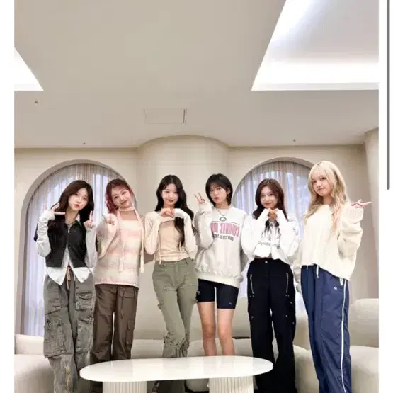 (장원영 착용) 라티젠 L6 CUTOUT RAGLAN TOP(CREAM)
