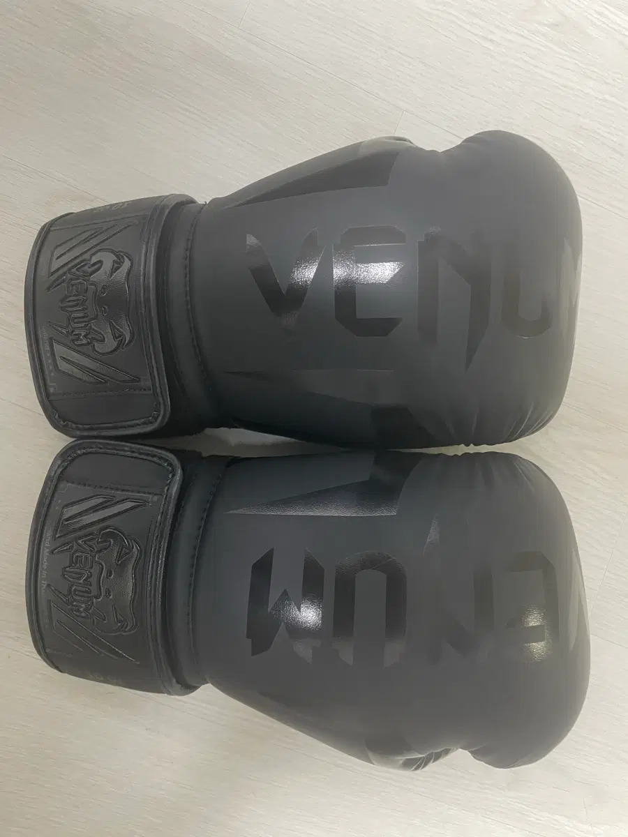 베넘 엘리트 복싱 글러브 블랙 10온스(10oz) 팝니다