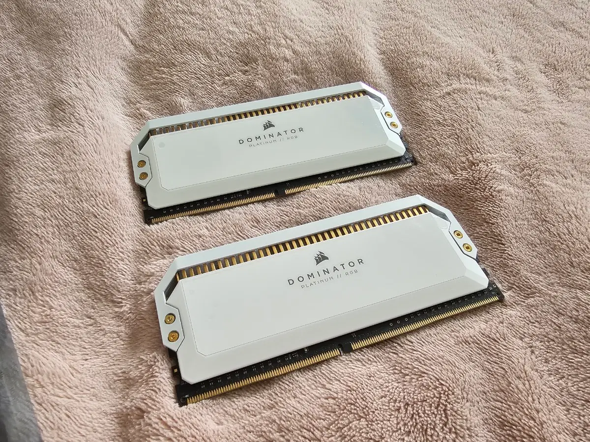 커세어 도미네이터 플래티넘 RGB DDR4 16GB (8GBx2)