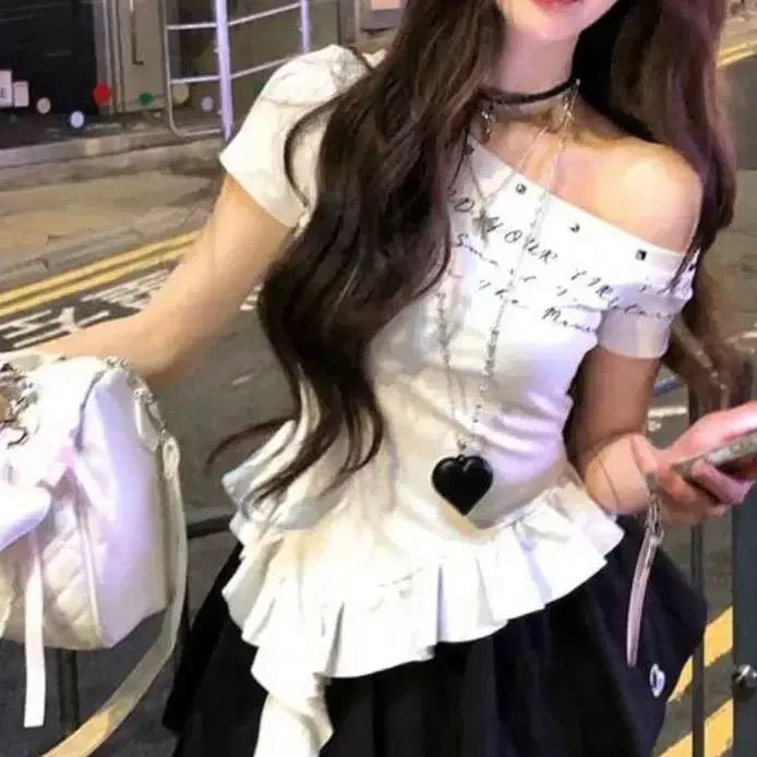 오프숄더 프릴 반팔