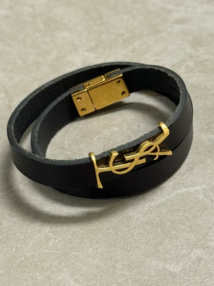 입생로랑 YSL 로고 블랙 가죽 팔찌
