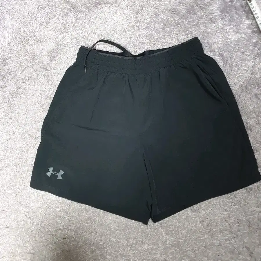 언더아머 반바지 5인치 쇼츠 블랙 L