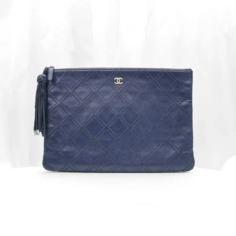 Chanel(샤넬) A82708 네이비 램스킨 금장 클래식 퀼팅 테슬 클러치(23번대)