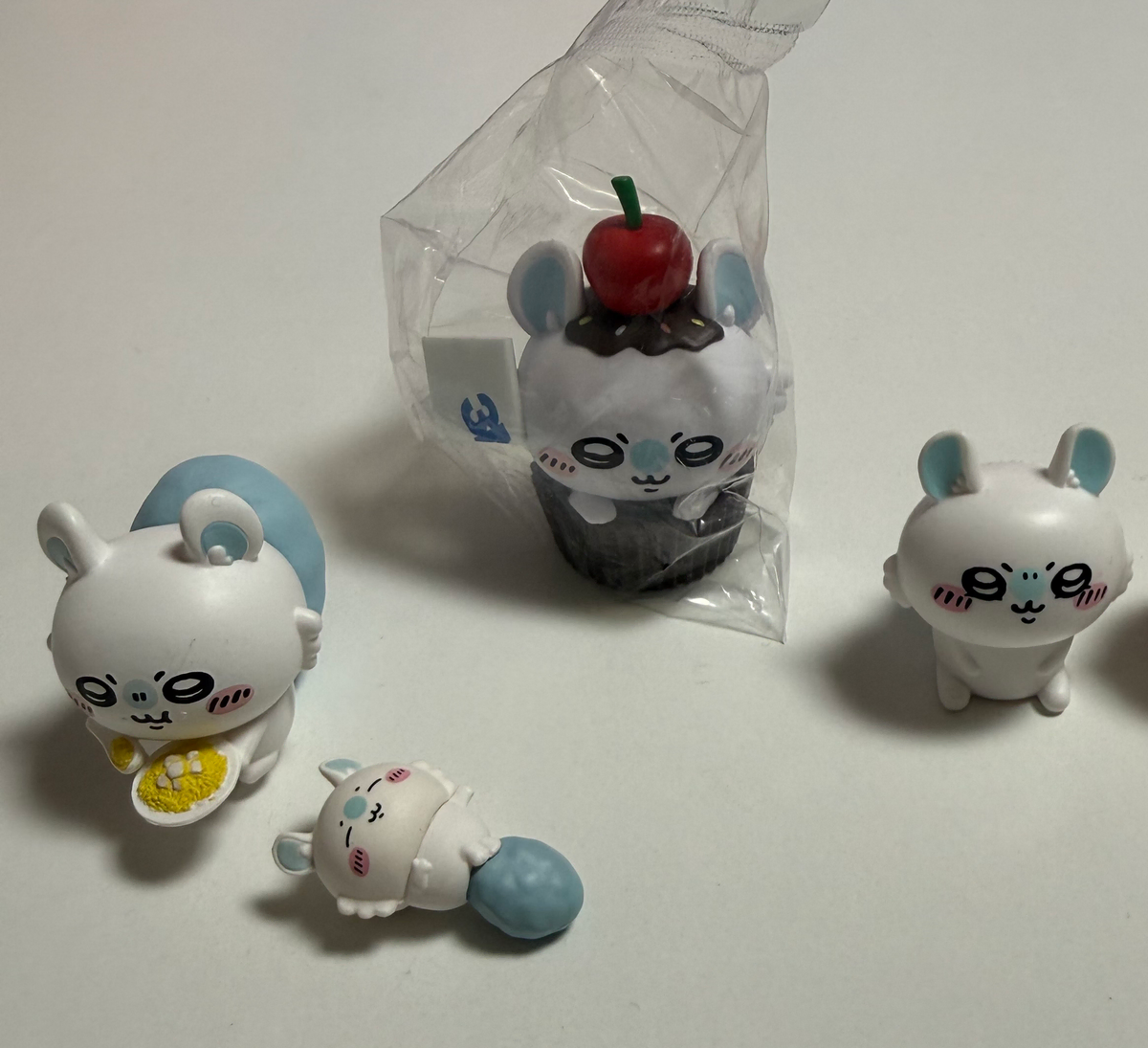 치이카와(먼작귀) 모몽가 미니피규어, 컵케잌, 가챠 4종 일괄