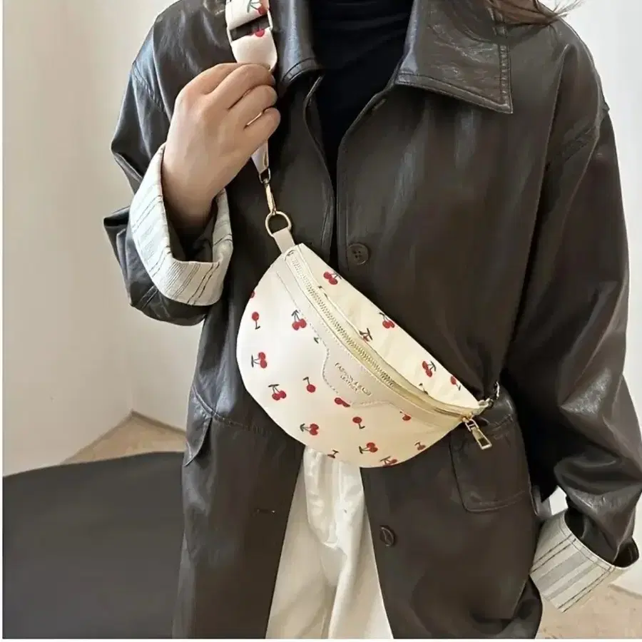 체리 패턴 힙색 백 비건레더