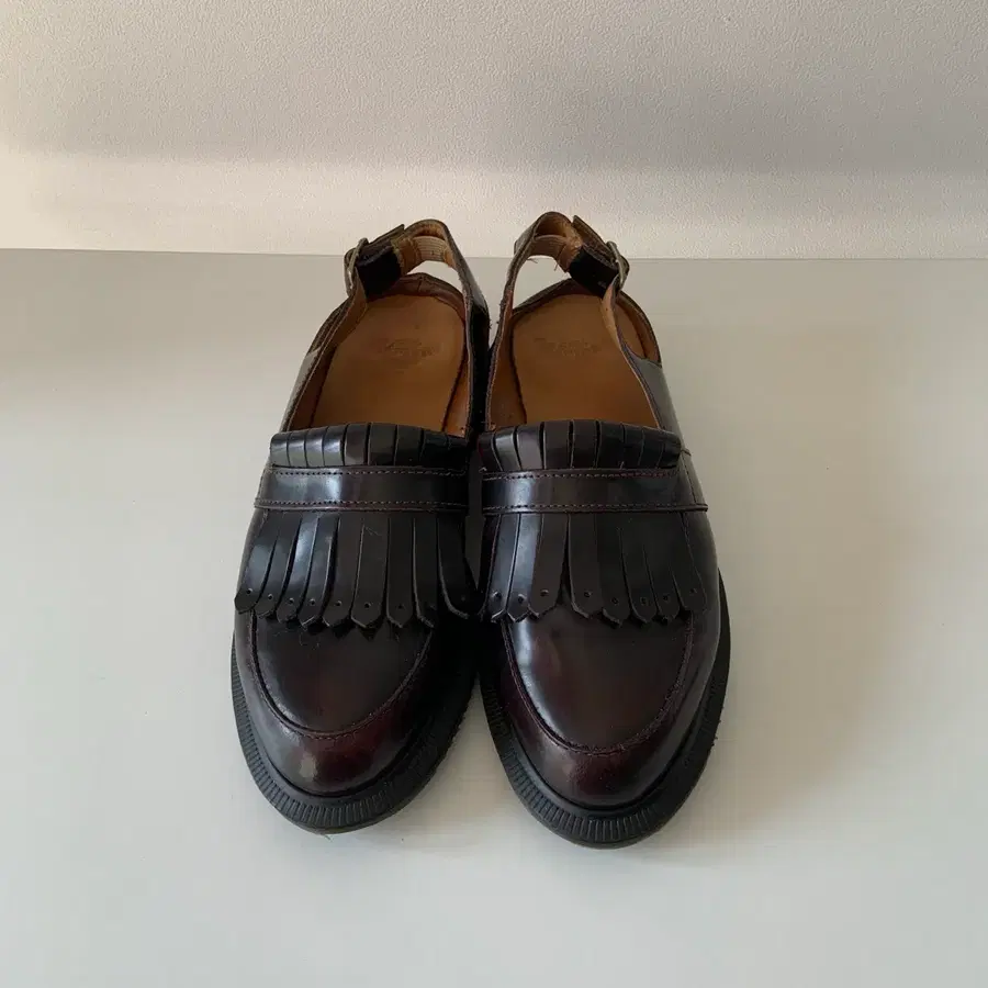 230 닥터마틴 (Dr. Martens) 발렌타인 프린지 슬링백 슈즈