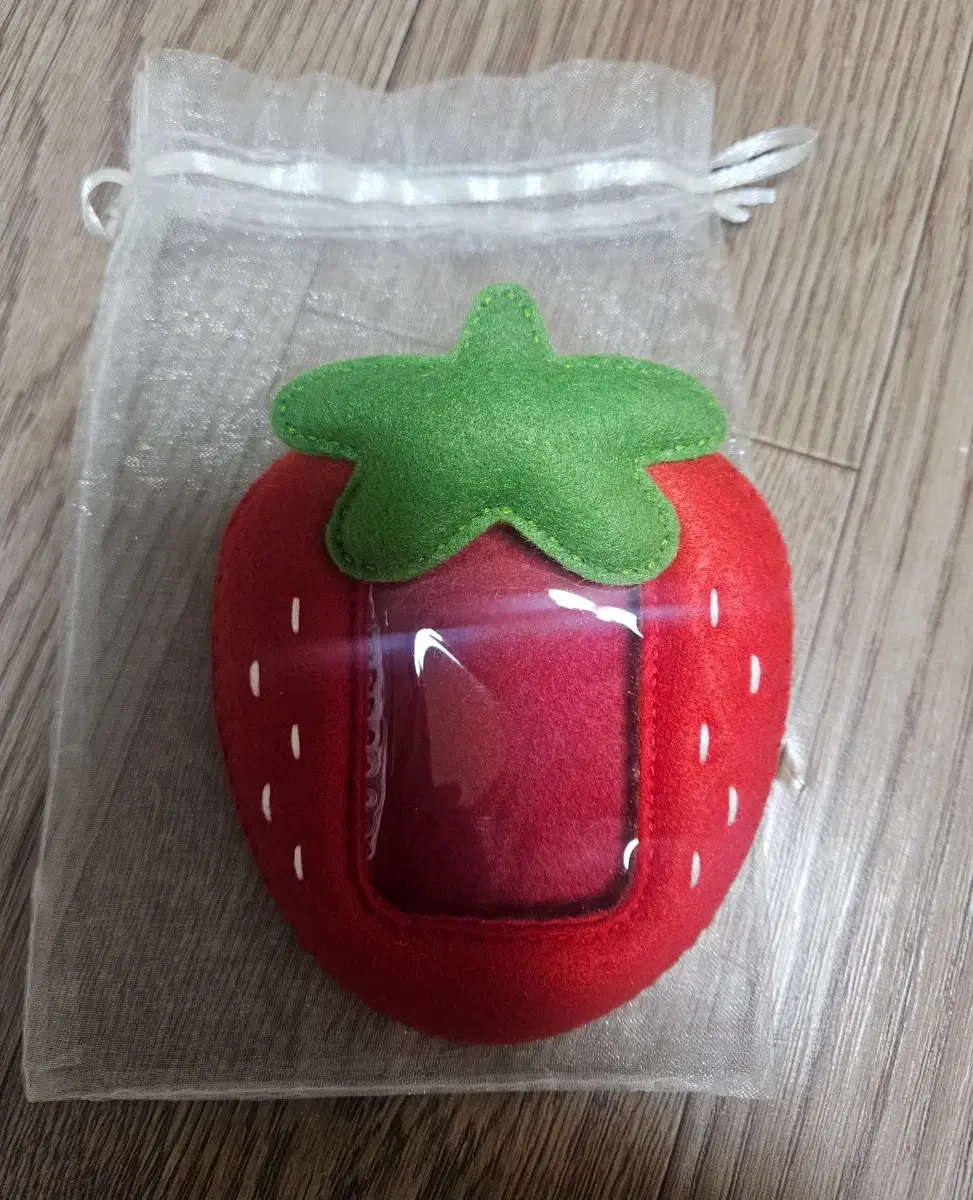 수심 3인치 딸기 모양 키링 포카홀더 팔아요