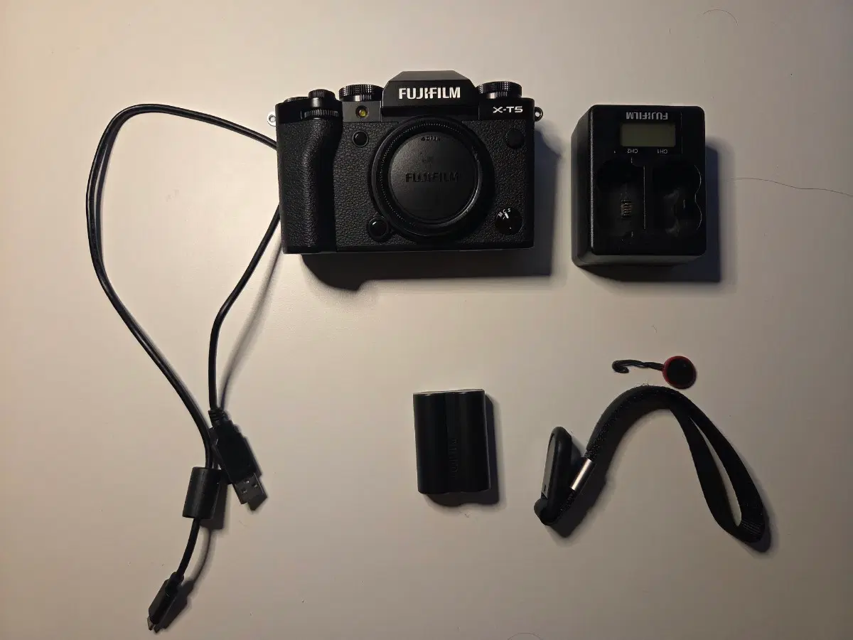 초민트급 후지필름 X-T5 블랙 카메라 (배터리 충전기 손목 스트랩 포함)