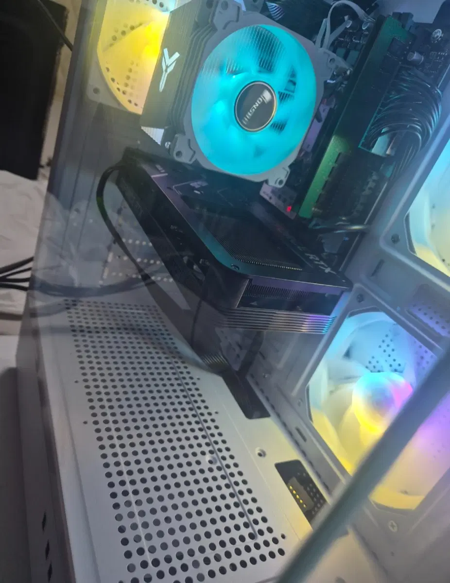 고사양 게이밍컴퓨터 i5-14400f Rtx5060. 32gb