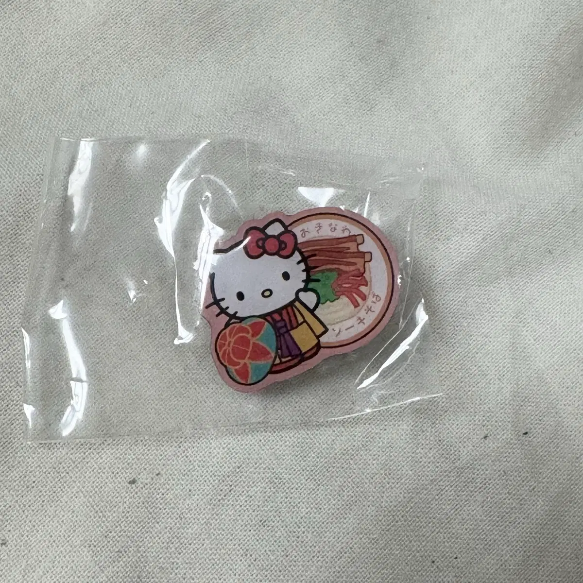 헬로키티 오키나와 한정 핀뱃지