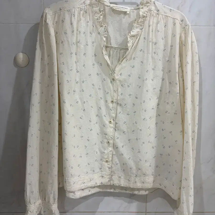 모노크롬 코튼 블라우스