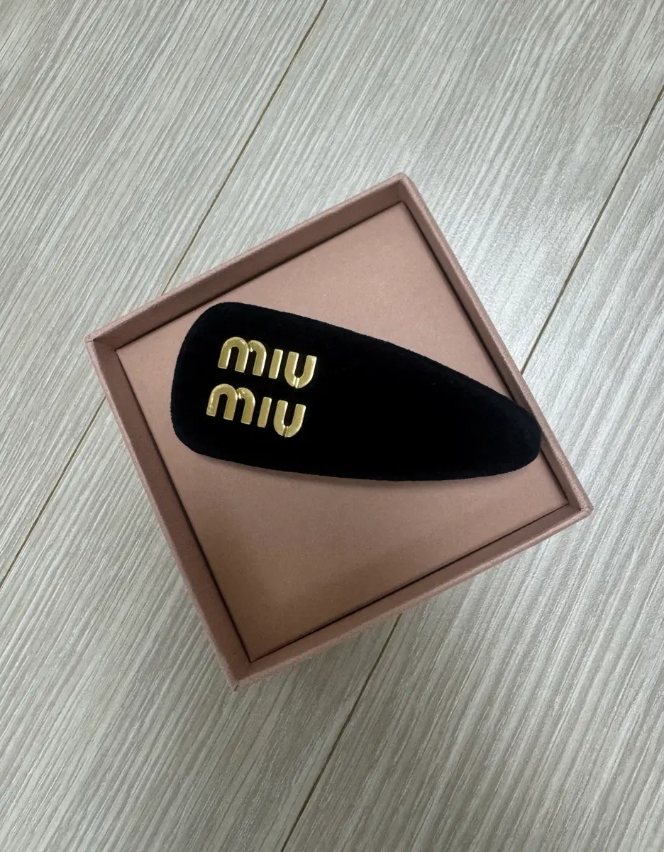 미우미우 벨벳 헤어핀 블랙