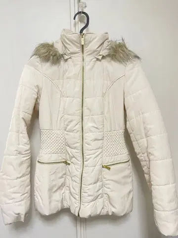 GUESS 아이보리 퍼 부착 다운 자켓