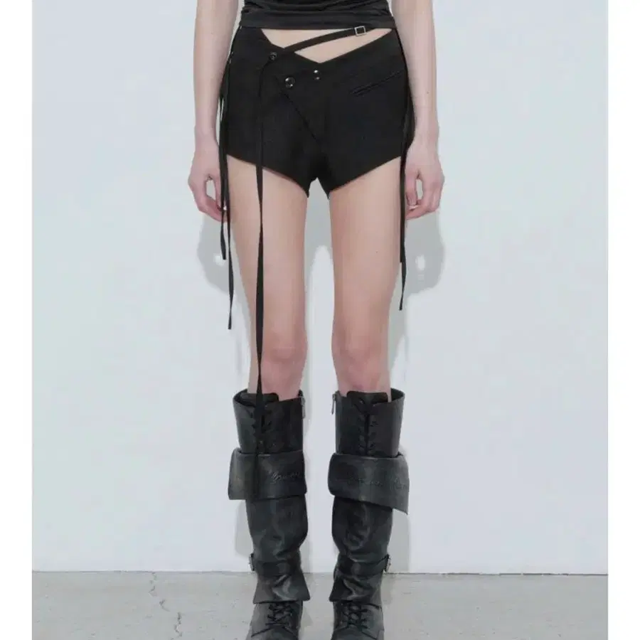 보헤미안서울 BELTED OBLIQUE SHORTS, BLACK