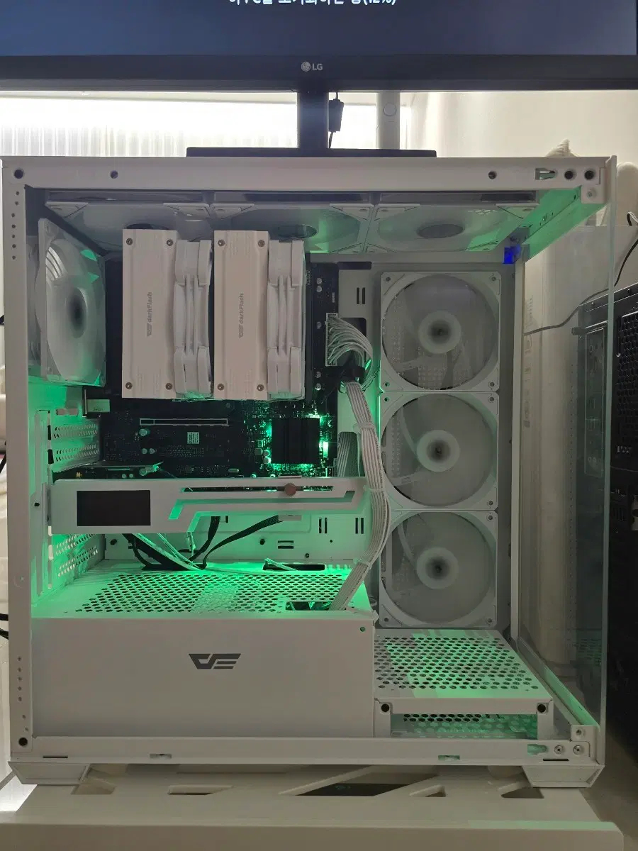 화이트 감성(라이젠 7600X/ DDR5 32GB/ 1TB) 본체 팝니다.