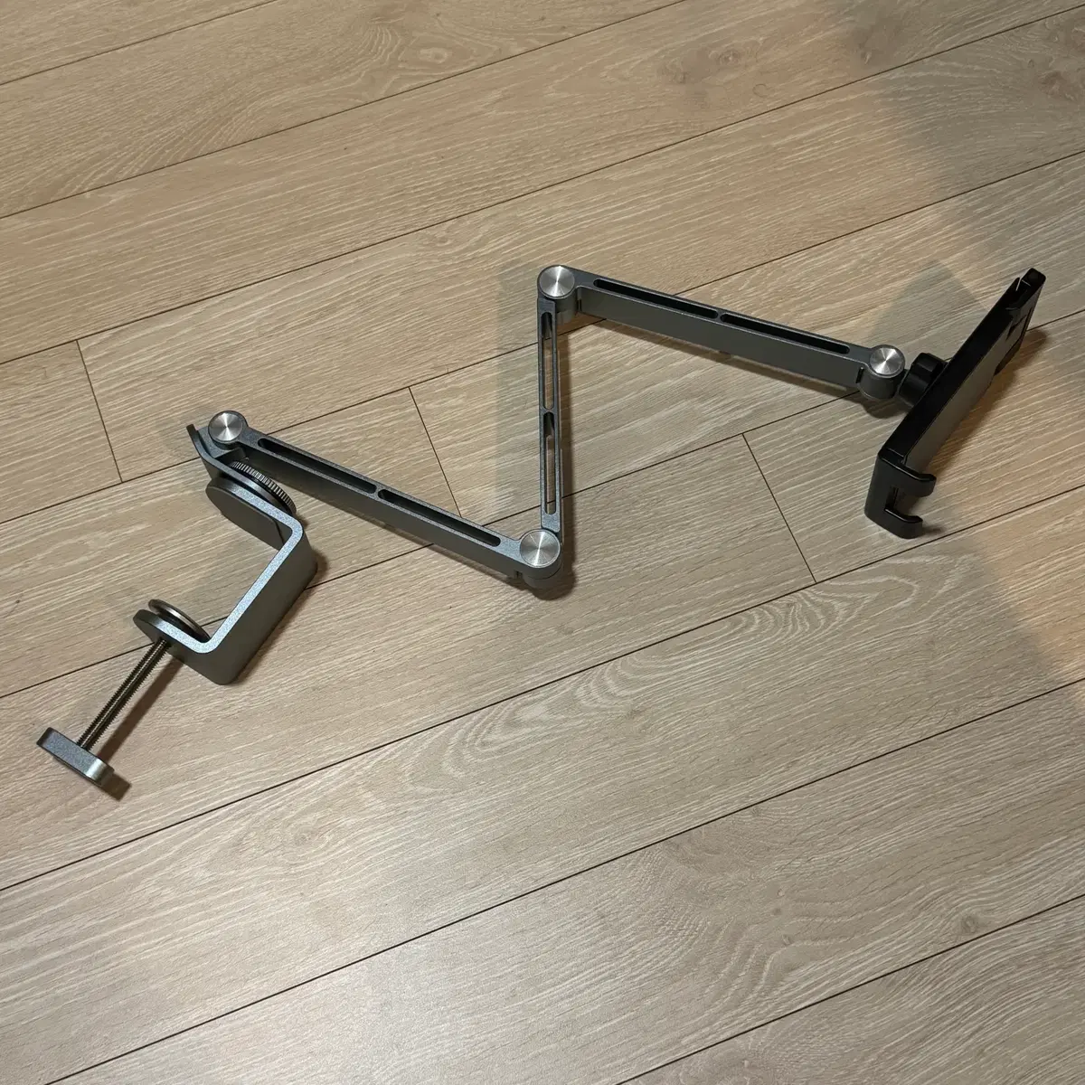 태블릿 아이패드 갤럭시탭 태블릿 암 거치대 메탈 클램프 관절형 팝니다.