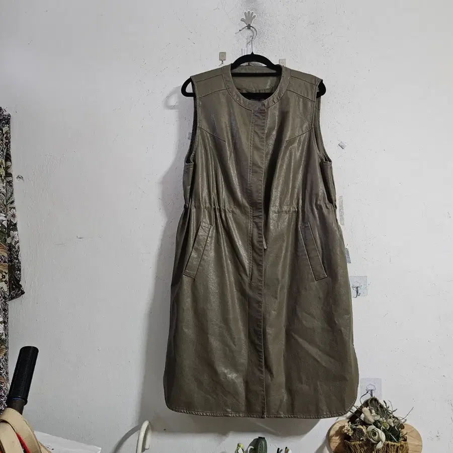 카키색 민소매 가죽 롱 조끼