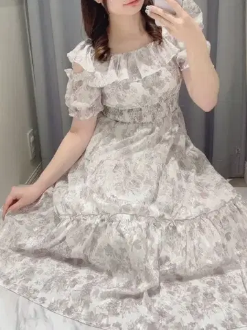 evelyn 스퀘어 프릴 꽃무늬 OP 핑크 베이지 타니자키 사야 착용