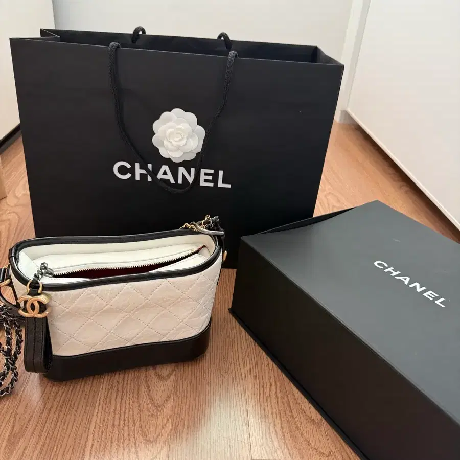 샤넬 가브리엘 호보백 스몰 화이트