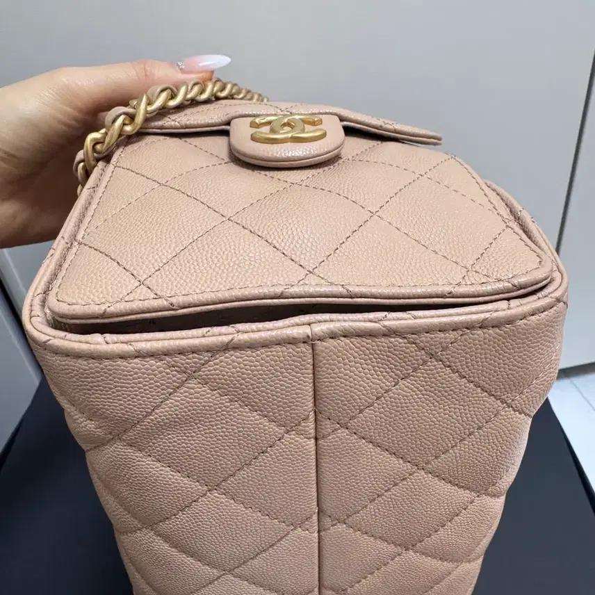 샤넬 25백 스몰 베이지 사진 5