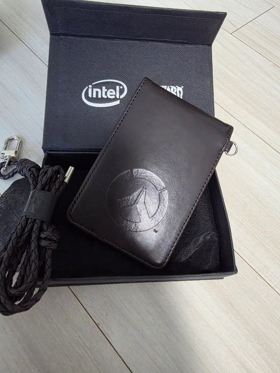 오버워치 굿즈 intel 콜라보 지갑 새제품 판매합니다.