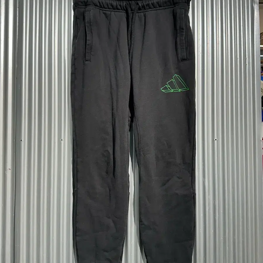 [L] 아디다스 adidas 퓨처아이콘 그래픽 로고 기모 조거팬츠