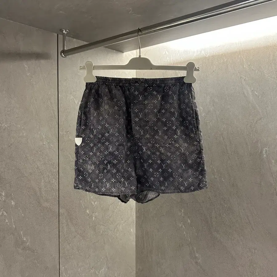 루이비통 모노그램 워시드 실크 쇼츠