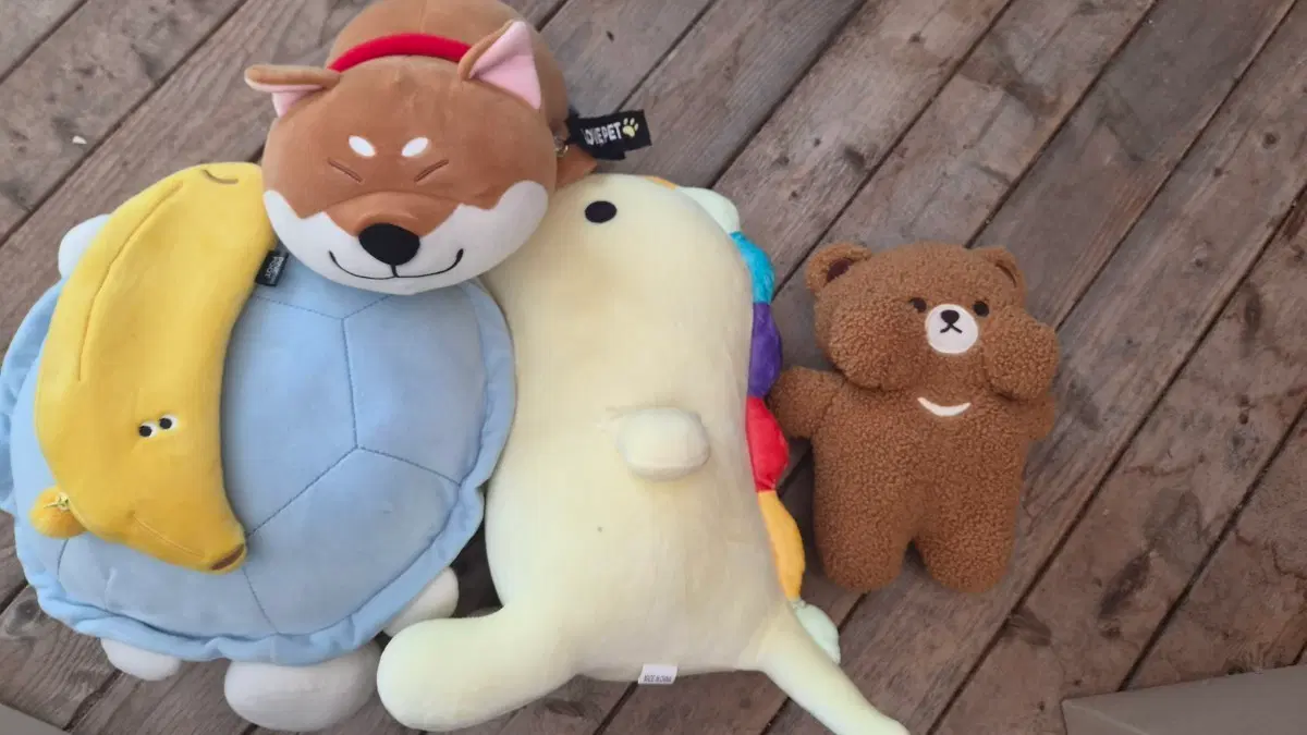 인형 4개와 바나나필통