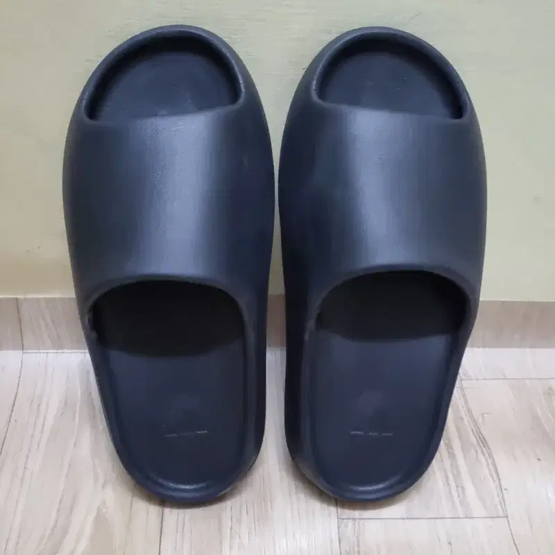 아디다스 이지 슬라이드 오닉스 8US 260mm