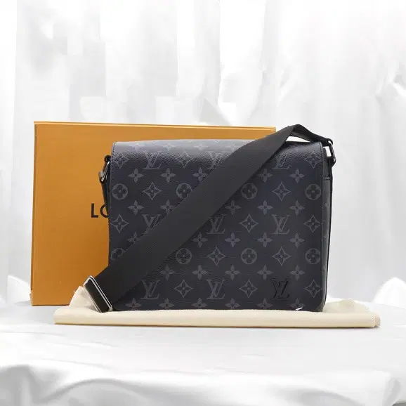 Louis Vuitton(루이비통) M45272 모노그램 이클립스 캔버스 디스트릭트 PM 메신저 크로스백