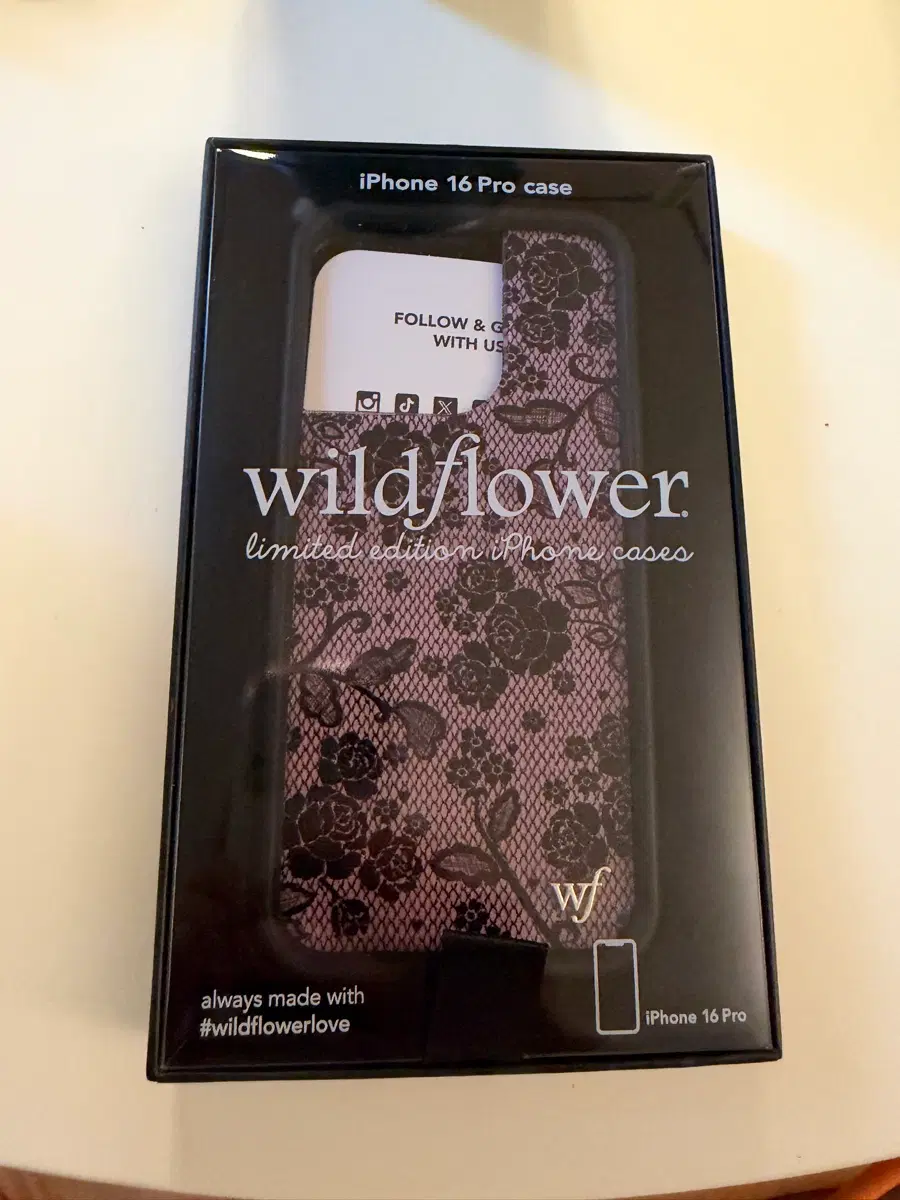 Wildflower 와일드플라워 16프로 케이스 판매합니다.