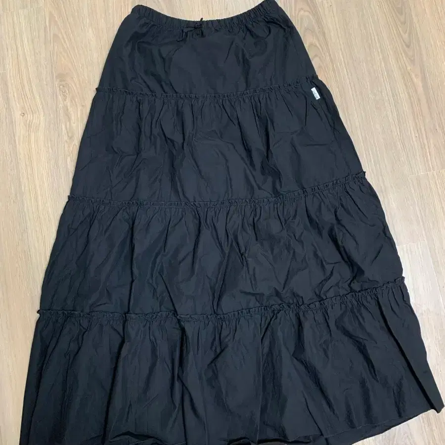 홈바디띵즈 맥시 셔링 플레어 스커트 블랙