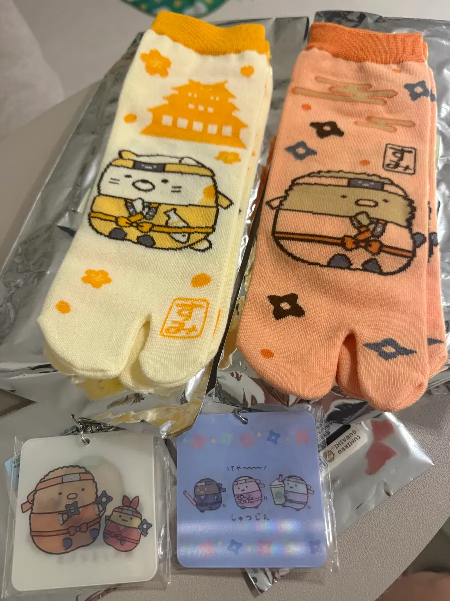 스밋코구라시 제일복권 타비 양말 2종 + 렌티큘러 키링 2종 일괄