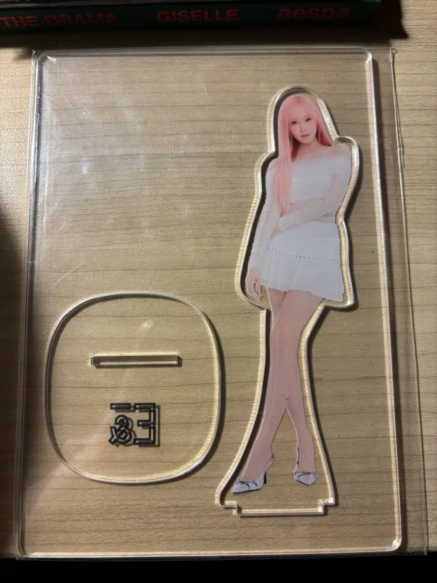 지젤 이더앤 아크릴