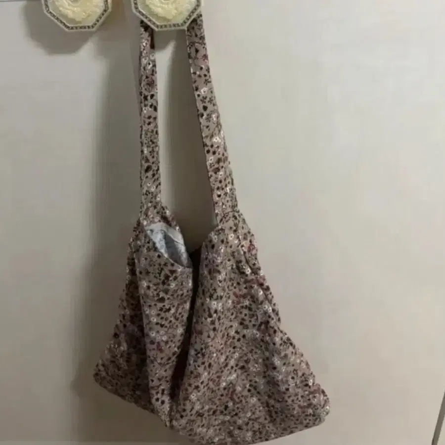 플라워 패턴 숄더백 브라운