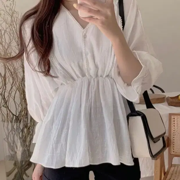 새상품) 퓨어다 셀루니 브이넥 린넨 밴딩 레이스 프릴 여신 블라우스 파인땡큐
