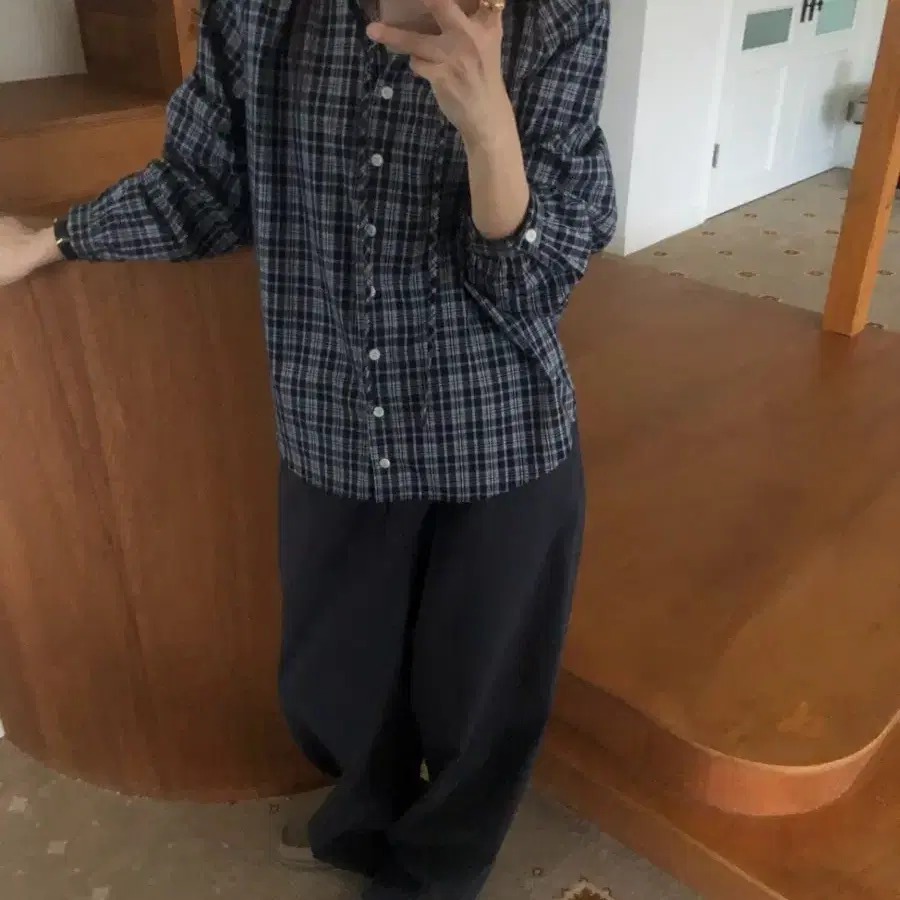 새상품) 포니드 forneed 캐롤 체크 셔링 블라우스(네이비)