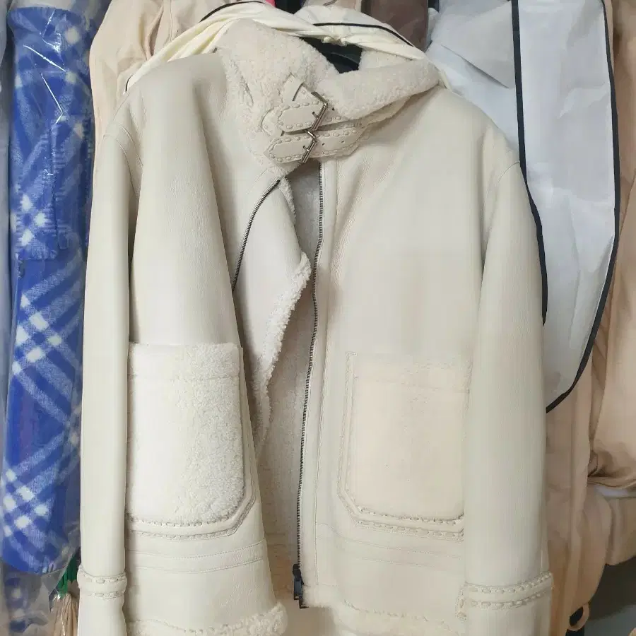 펜디 FENDI 송혜교 무스탕 시어링 램스킨 카프스킨 양가죽 자켓 무스탕 패딩