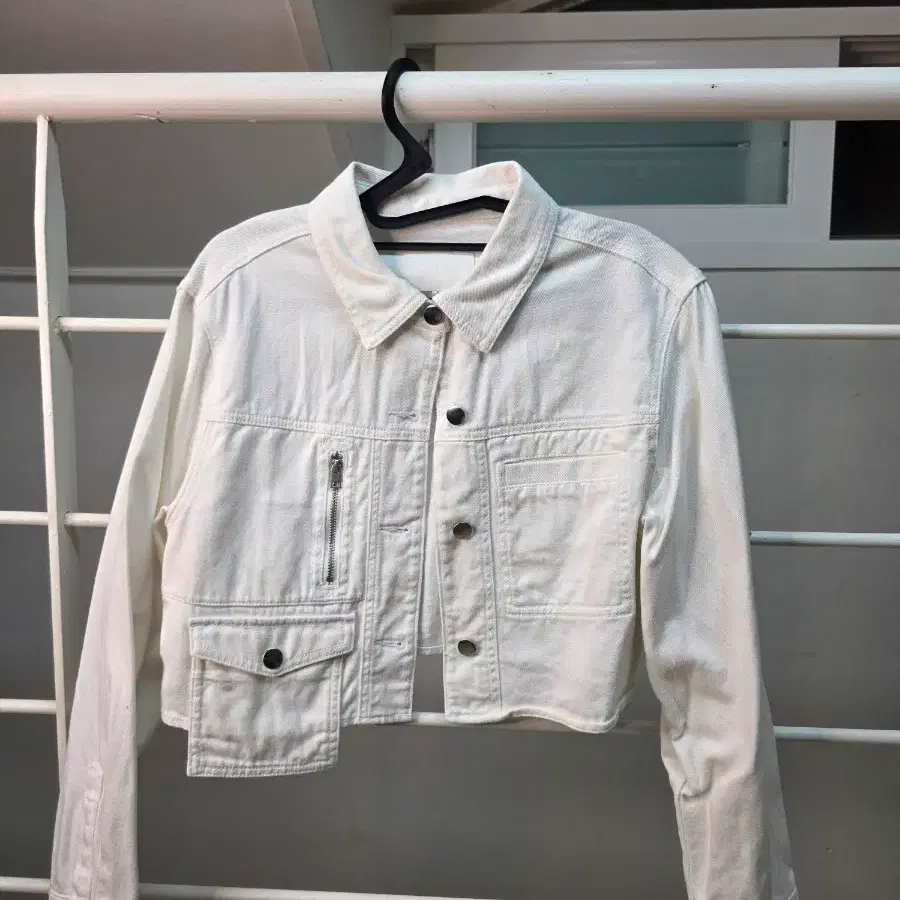 H&M 화이트 크롭 데님 자켓 M 포켓 디테일