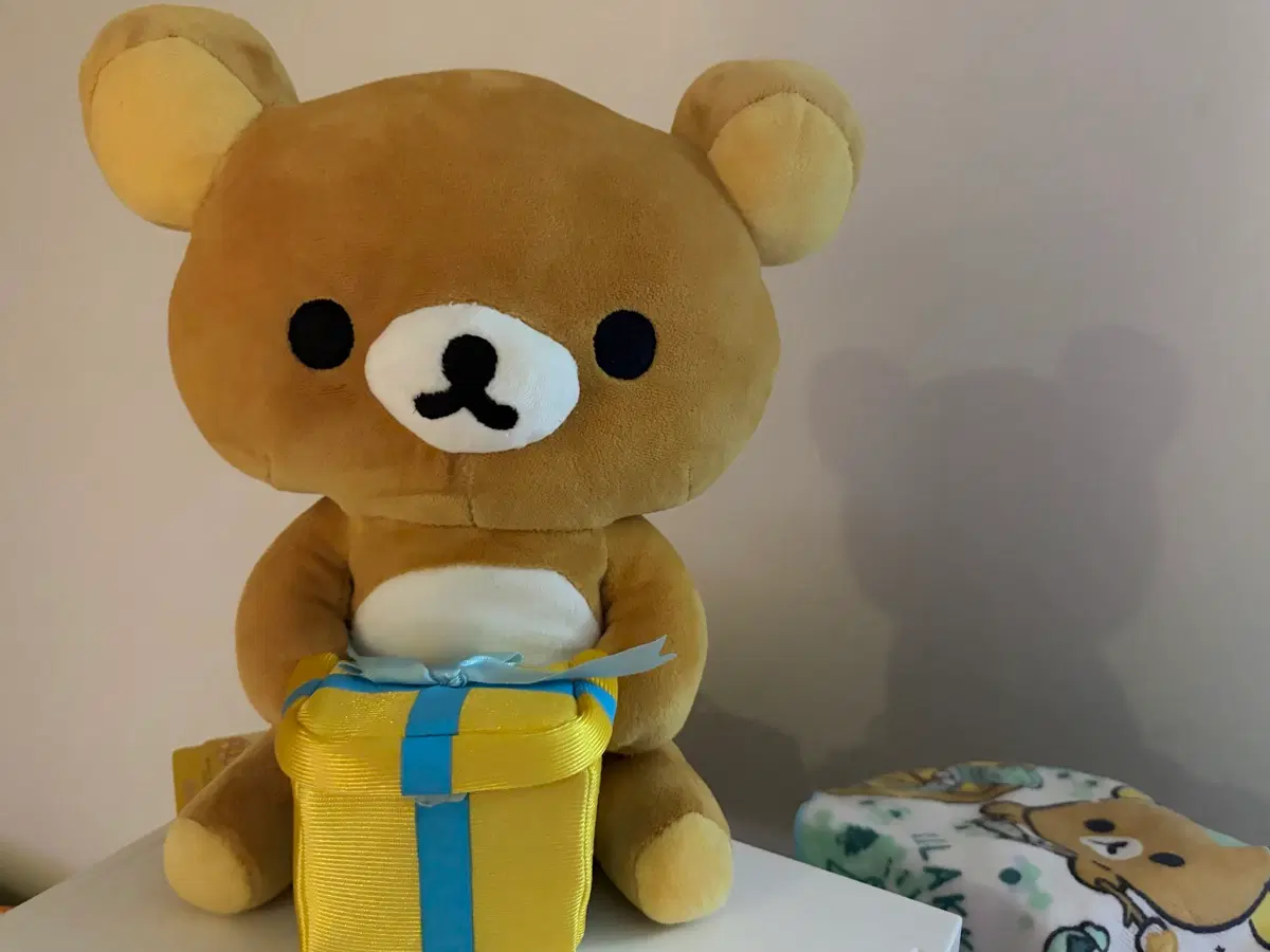 선물상자 들고있는 리락쿠마 인형