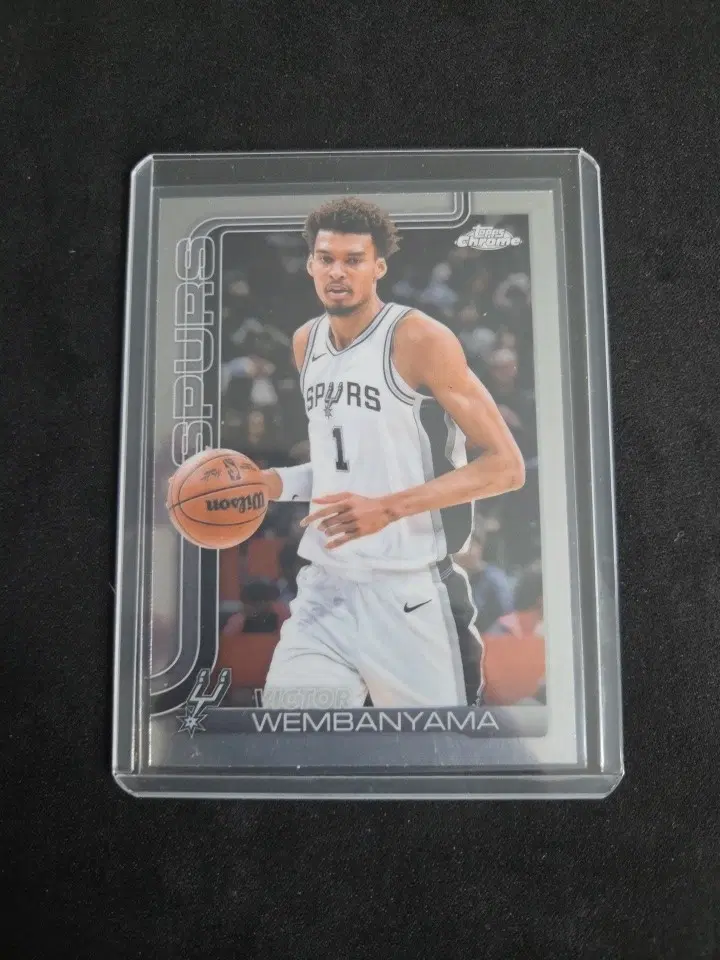 2025 Topps Chrome Victor Wembanyama 221 Base Spurs Wemby
