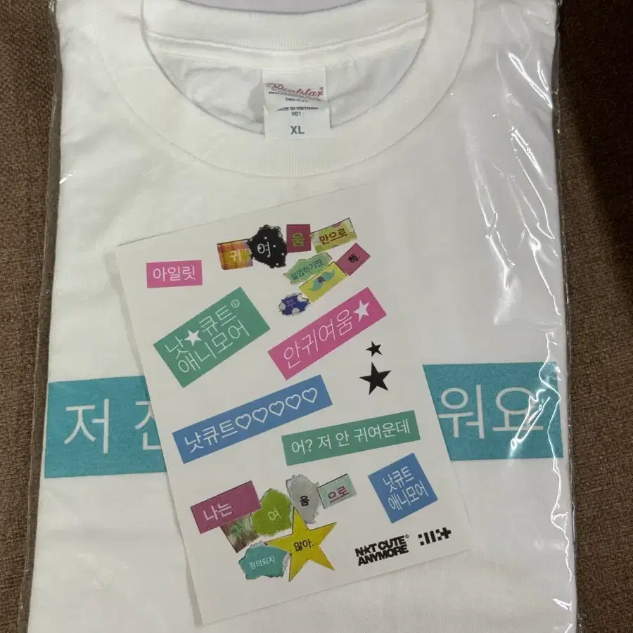 아일릿 낫큐트 애니모어 굿즈 티셔츠 스티커