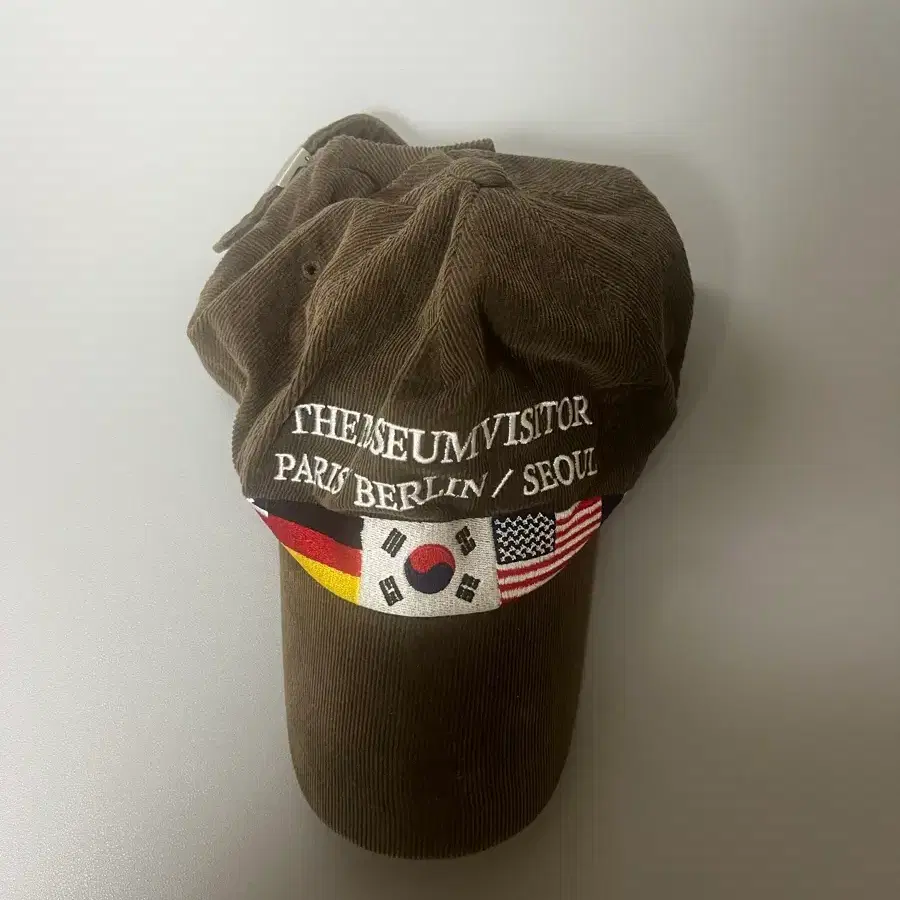 더뮤지엄비지터 모자