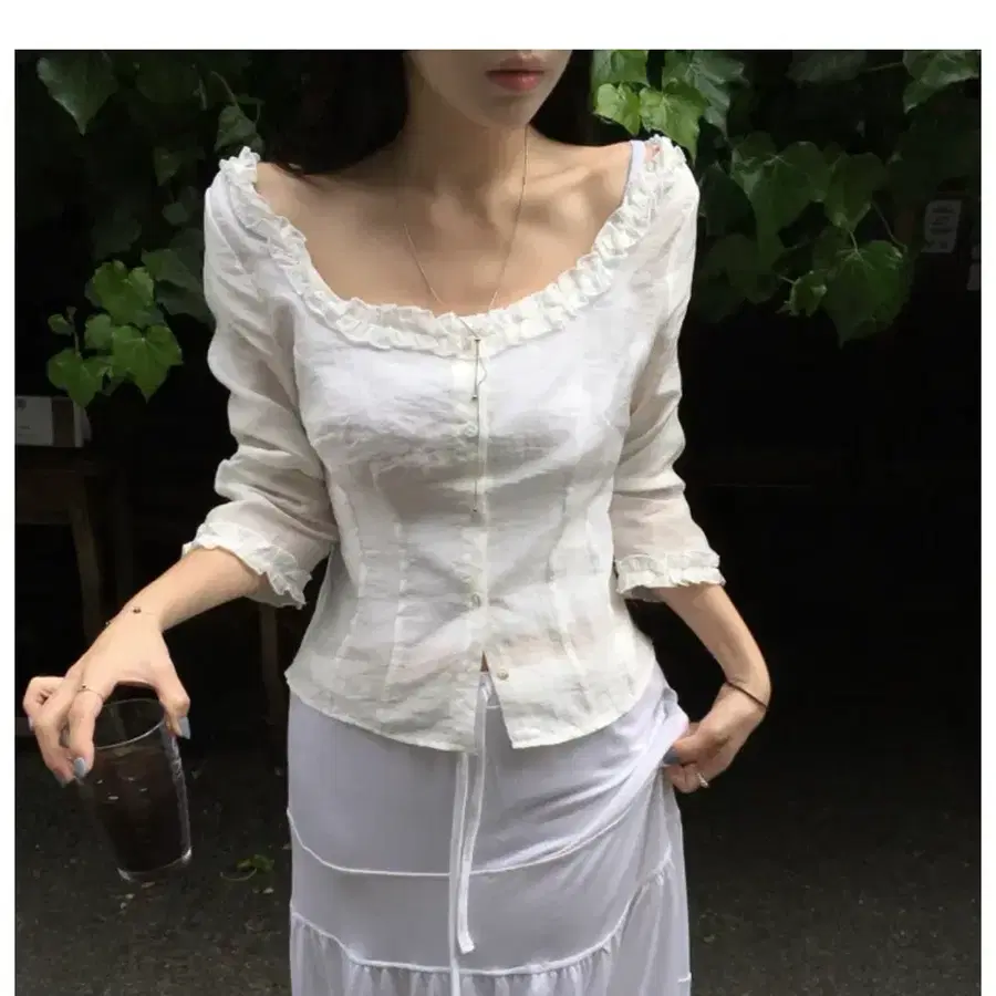 에이블리 화이트 프릴 퍼프 소매 블라우스