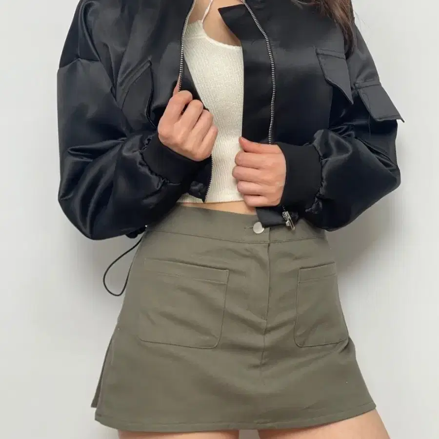 원포인트 블랙 새틴 봄버 자켓